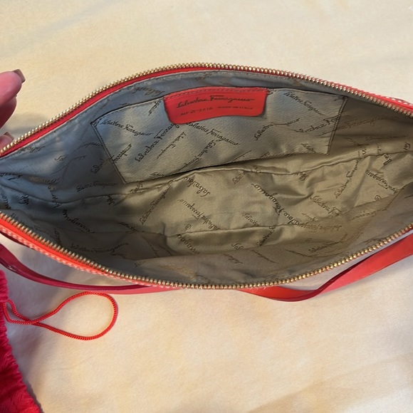 Pre loved Salvatore Ferragamo croissant shaped leather trimmed shoulder bag - Picture 3 of 7